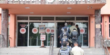 sahte-yatirim-vaadiyle-dolandiricilik-yapan-cete-cokertildi-18-tutuklama-gF34KPed.jpg