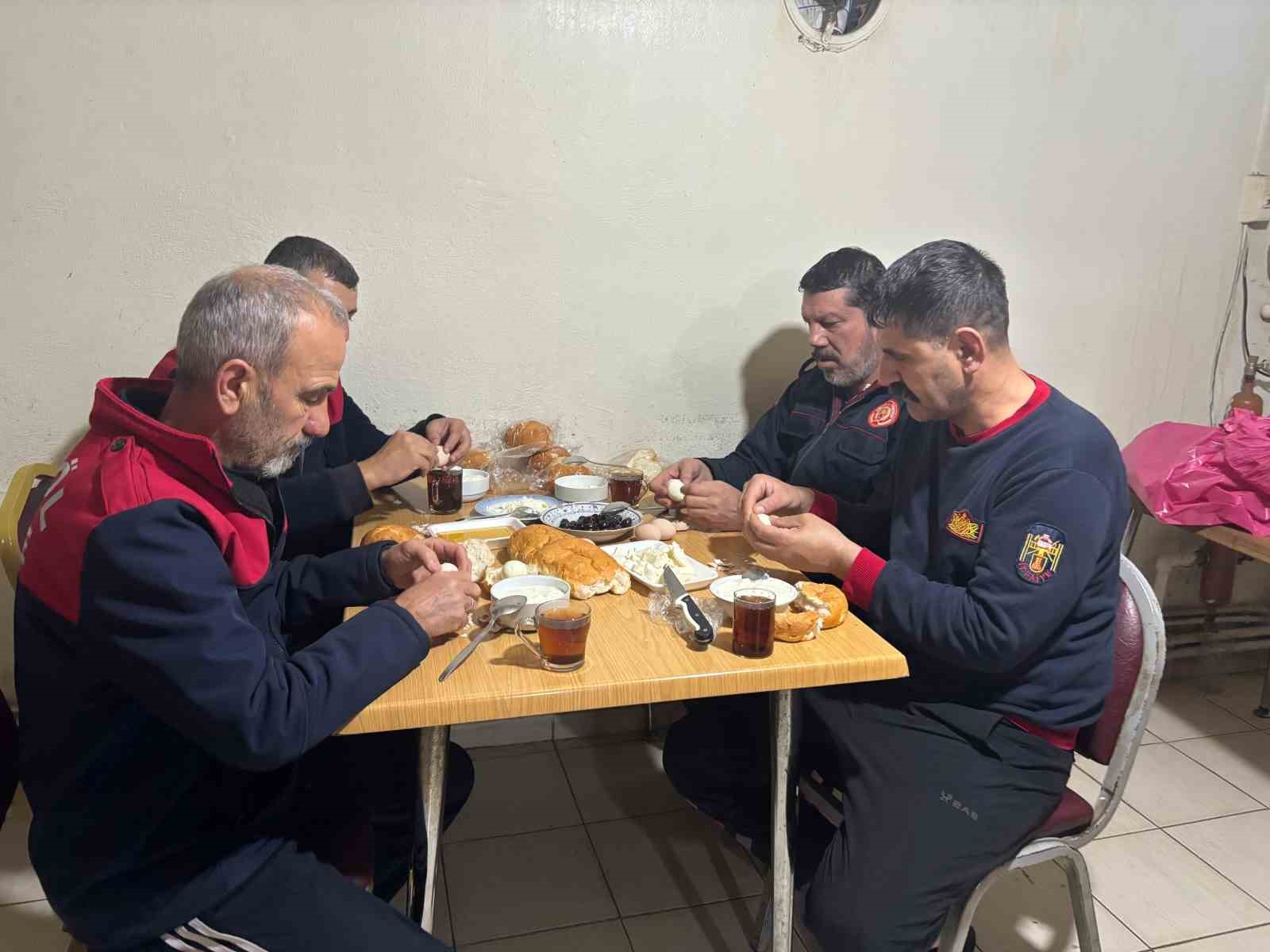 sahur sofrasinda ihbar geldi itfaiye goreve kostu 1 TMGNiTvc