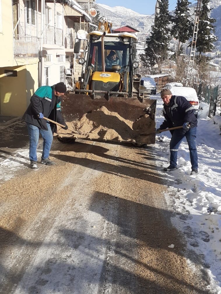 saimbeylide karla mucadele araliksiz suruyor 1 VuuYOVV6
