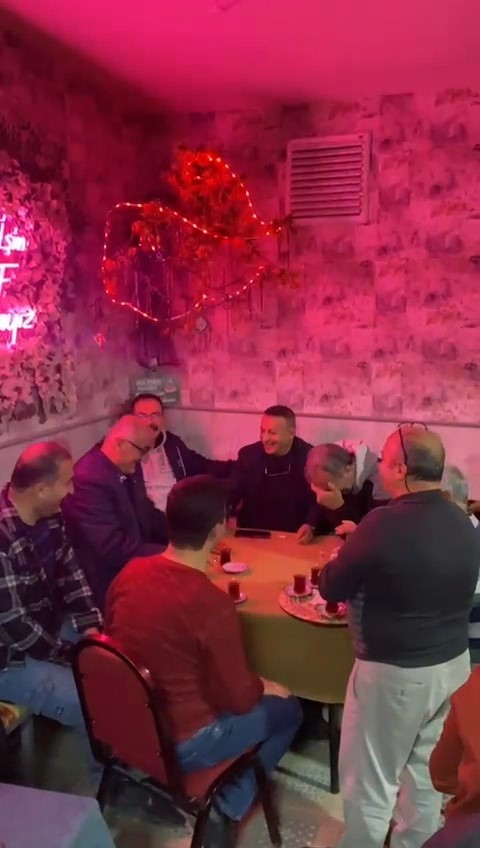 sakaci kahveye gelen cikamiyor 3 lKI6p6jE