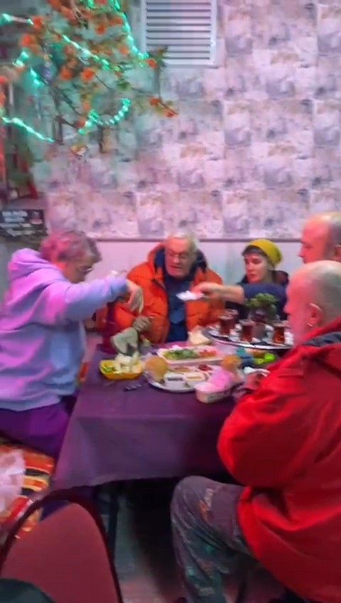 sakaci kahveye gelen cikamiyor 4 F43KgBL3
