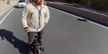 sakar-rampasinda-tek-teker-scooter-ile-tehlikeli-yolculuk-erJ55Utb.jpg