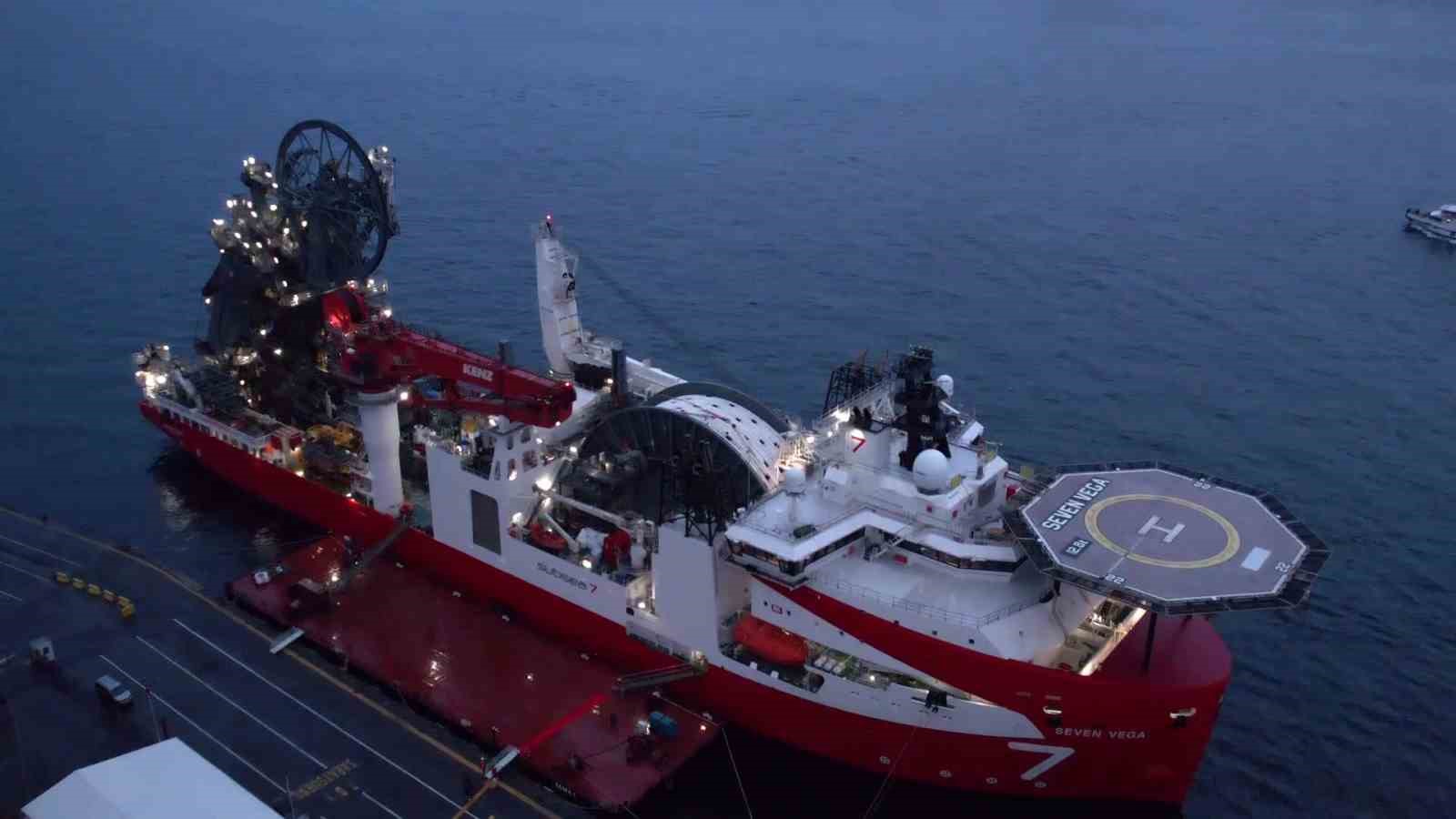 sakarya gaz sahasinda faz 2 calismalarinda denizaltina boru hatti kuracak seven vega havadan goruntulendi 4WI2itAQ