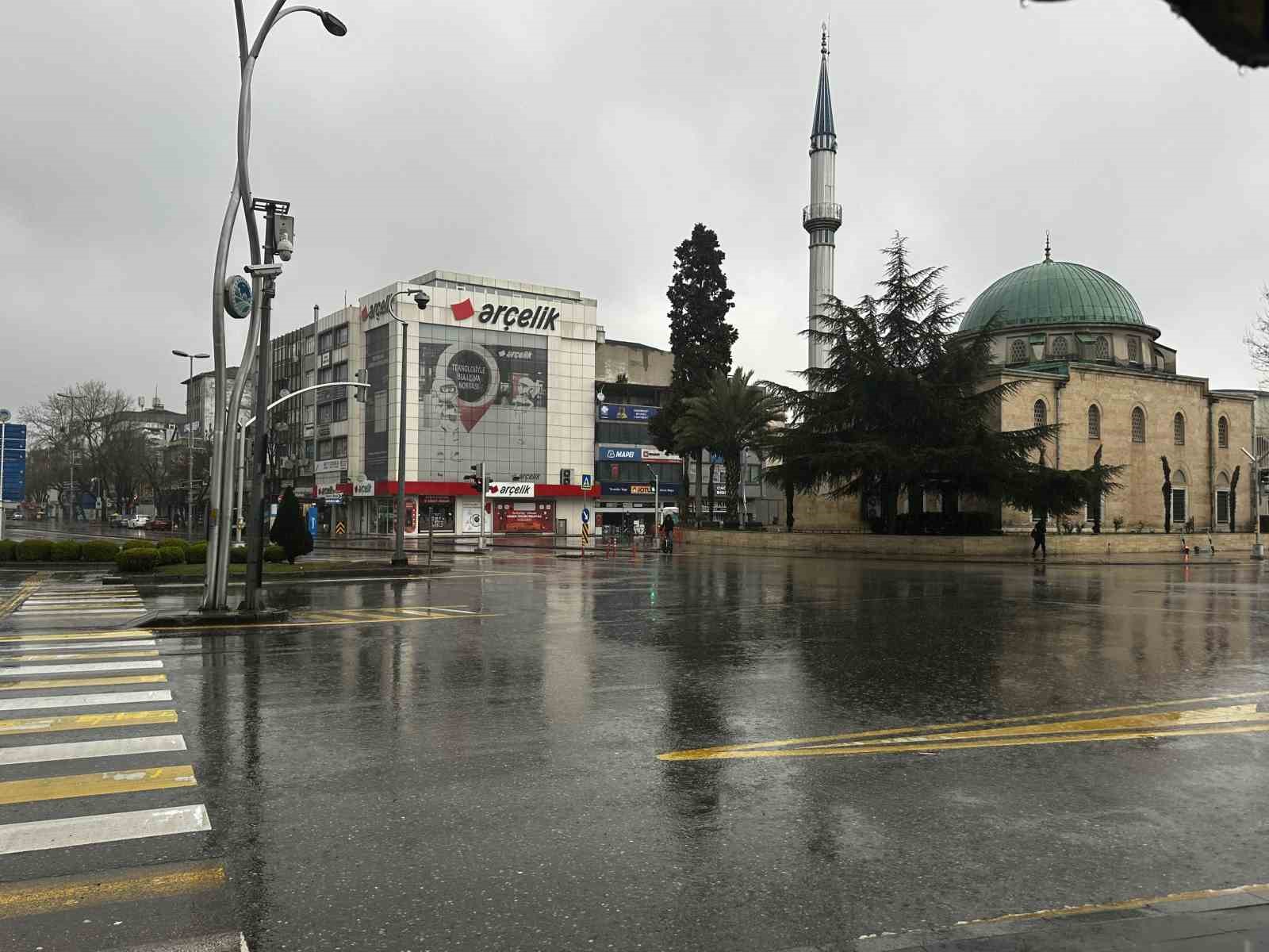sakarya merkezde yagmur yaylada kar yuksek kesimler bayrama beyaz ortu ile girdi 2