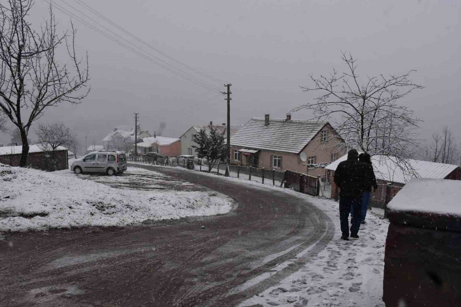 sakarya merkezde yagmur yaylada kar yuksek kesimler bayrama beyaz ortu ile girdi 3 YEesFQQO