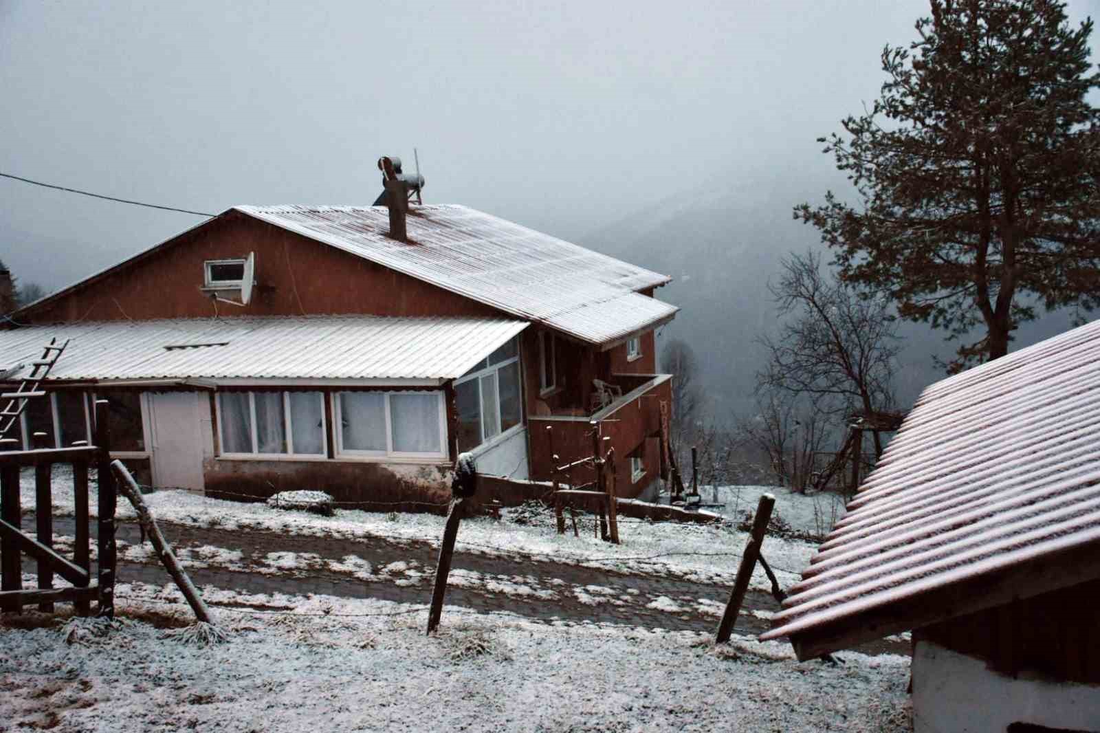sakarya merkezde yagmur yaylada kar yuksek kesimler bayrama beyaz ortu ile girdi 6 EsESJgDD