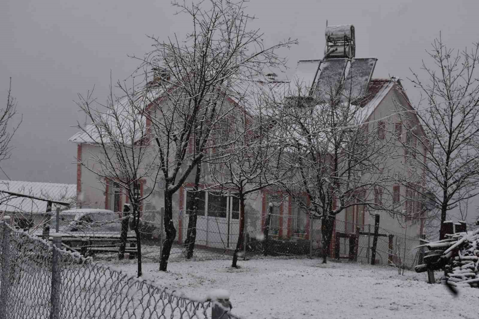 sakarya merkezde yagmur yaylada kar yuksek kesimler bayrama beyaz ortu ile girdi 8 9jW2mjXl