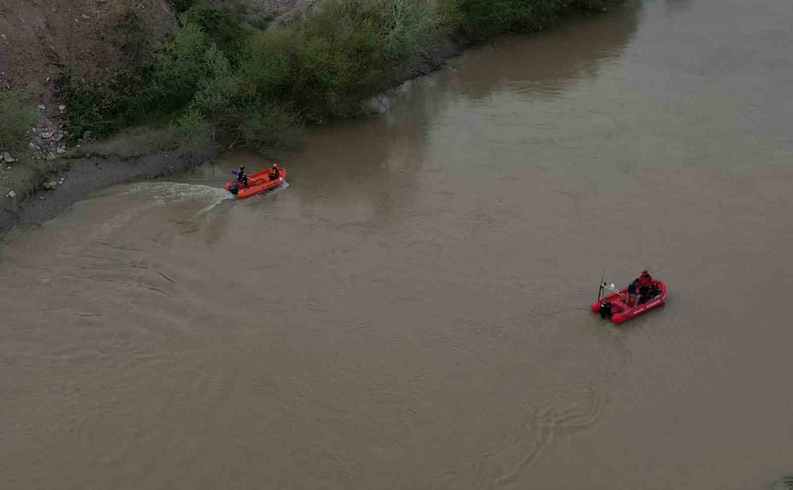 Sakarya Nehri’ne düşen çocuğu arama çalışmaları havadan görüntülendi 14 sakarya nehrine dusen cocugu arama calismalari havadan goruntulendi 10 VQwGC3TC