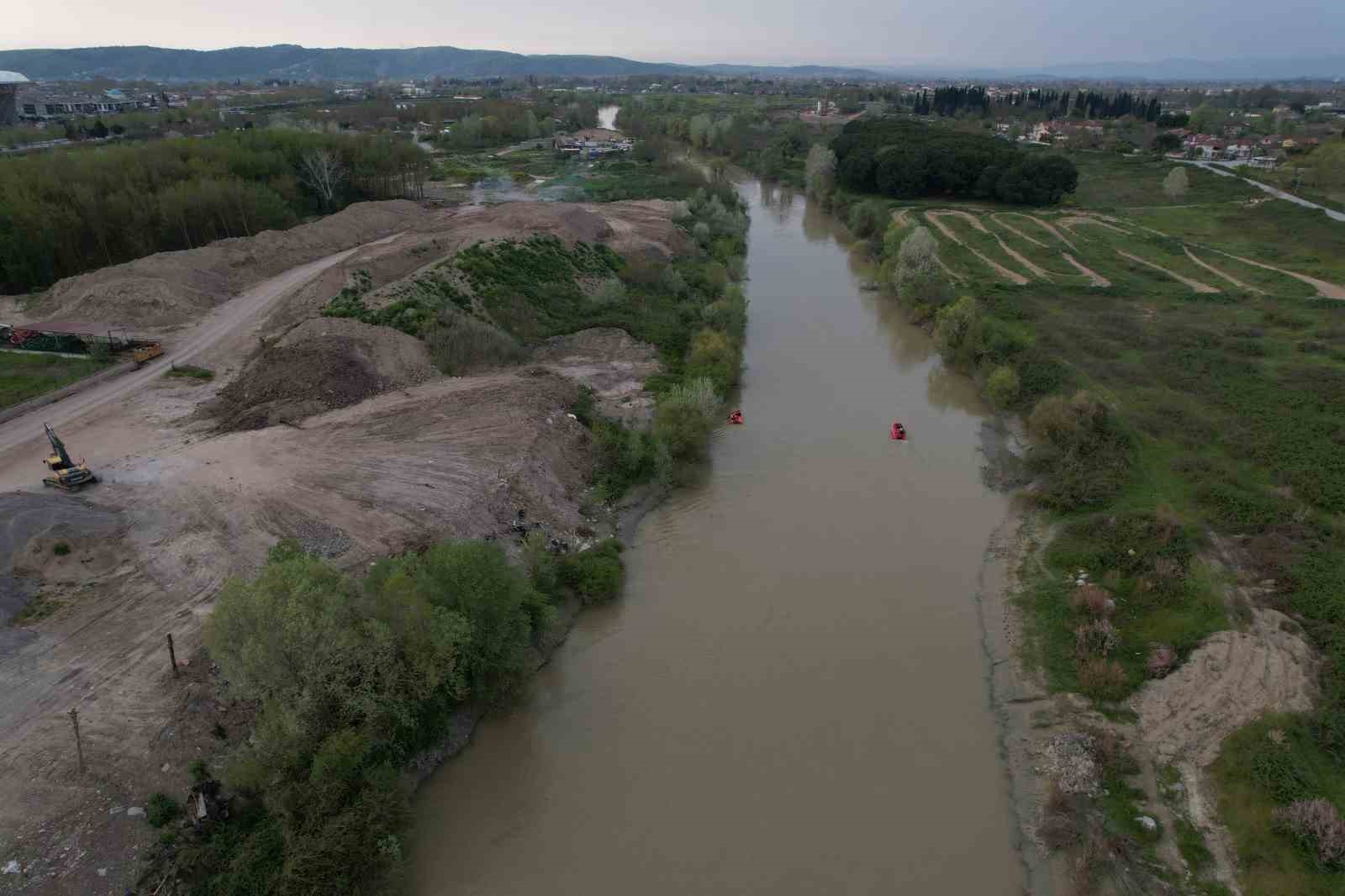 Sakarya Nehri’ne düşen çocuğu arama çalışmaları havadan görüntülendi 15 sakarya nehrine dusen cocugu arama calismalari havadan goruntulendi 11 tpO5ami8