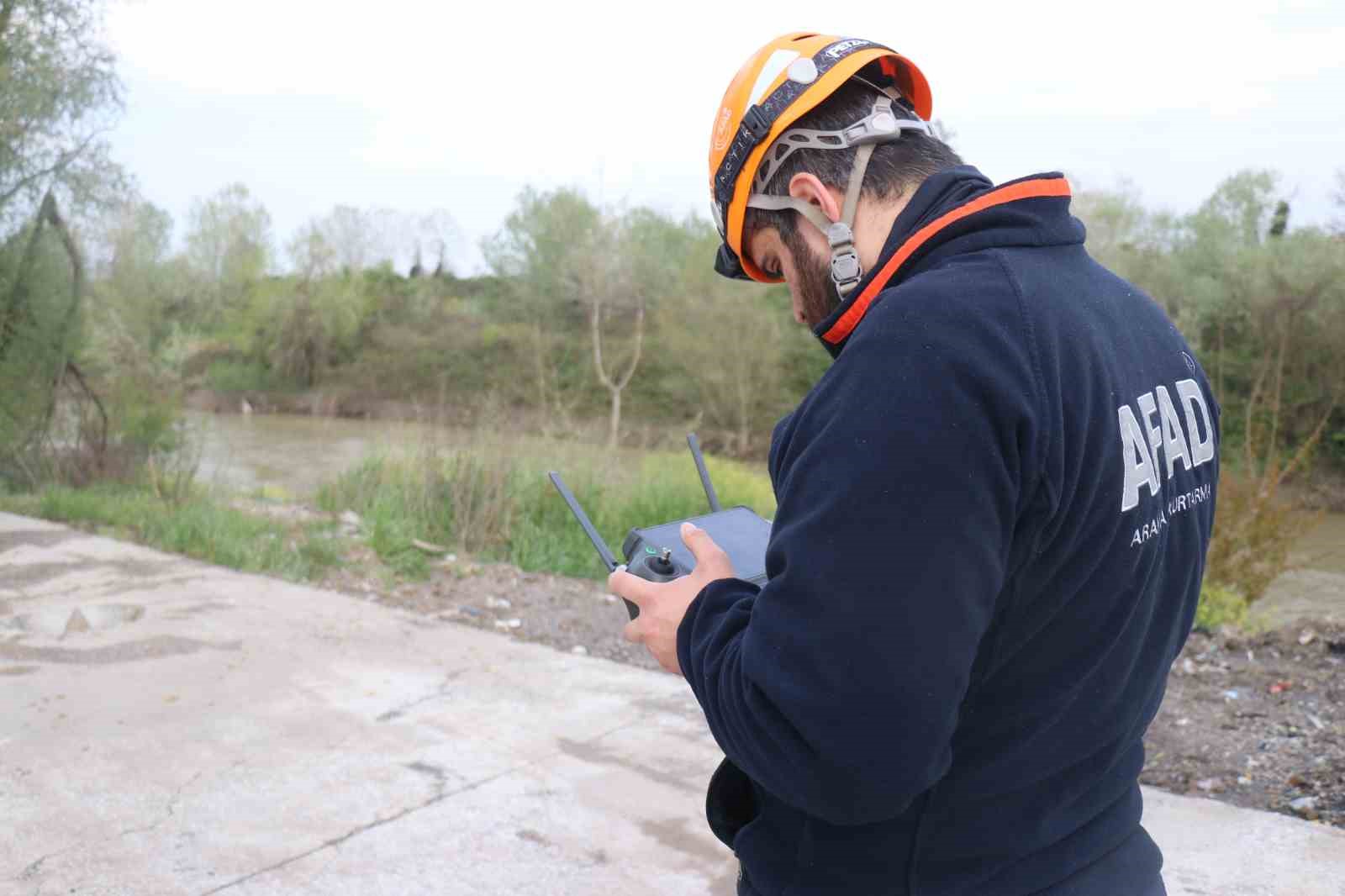 Sakarya Nehri’ne düşen çocuğu arama çalışmaları havadan görüntülendi 7 sakarya nehrine dusen cocugu arama calismalari havadan goruntulendi 3