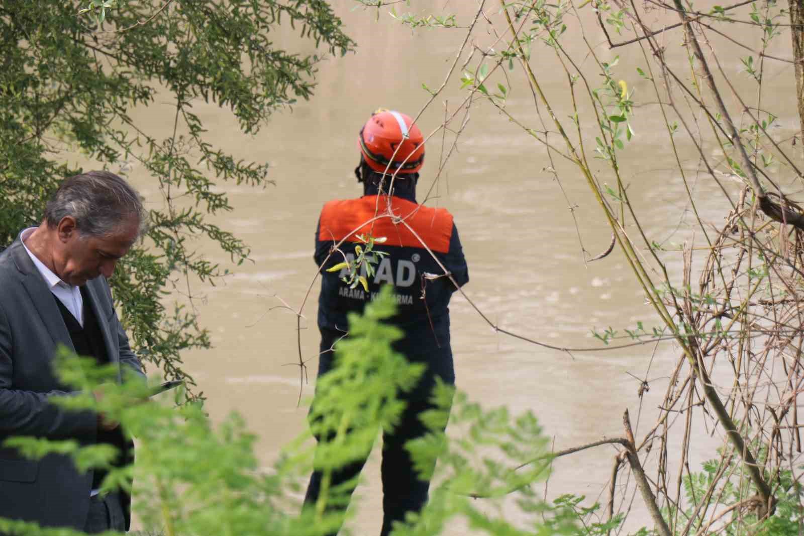 Sakarya Nehri’ne düşen çocuğu arama çalışmaları havadan görüntülendi 10 sakarya nehrine dusen cocugu arama calismalari havadan goruntulendi 6 BvIEBR5I
