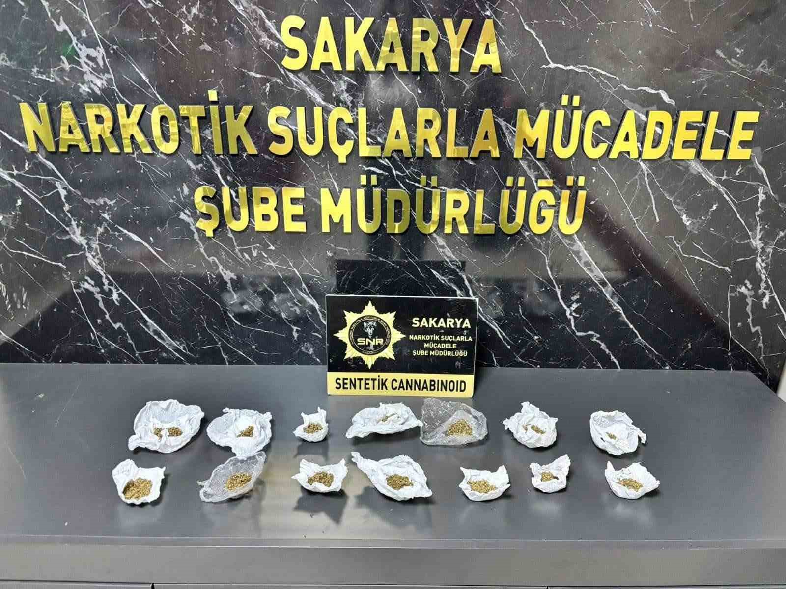 sakarya polisinden 3 ilcede uyusturucu operasyonu 4 gozalti 1 a1dvf1BY