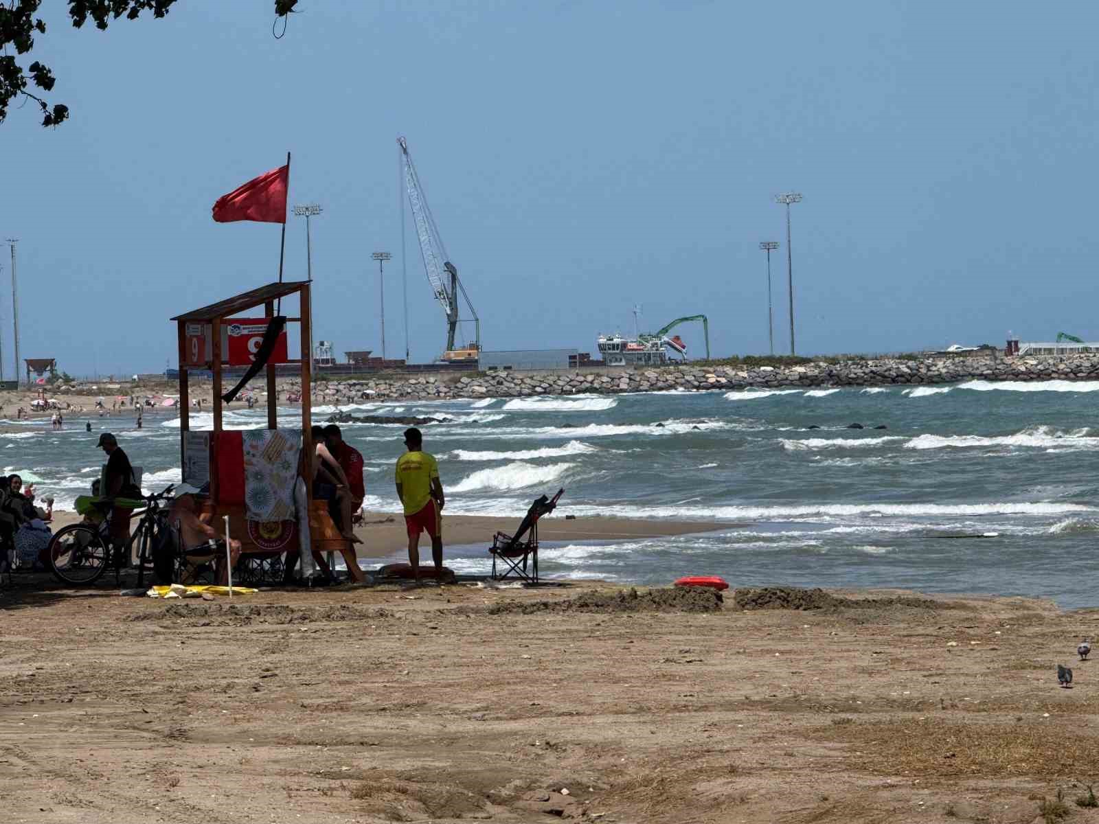 sakarya sahillerinde kirmizi bayrak denize girmek yasaklandi 0 nmMe3p4A