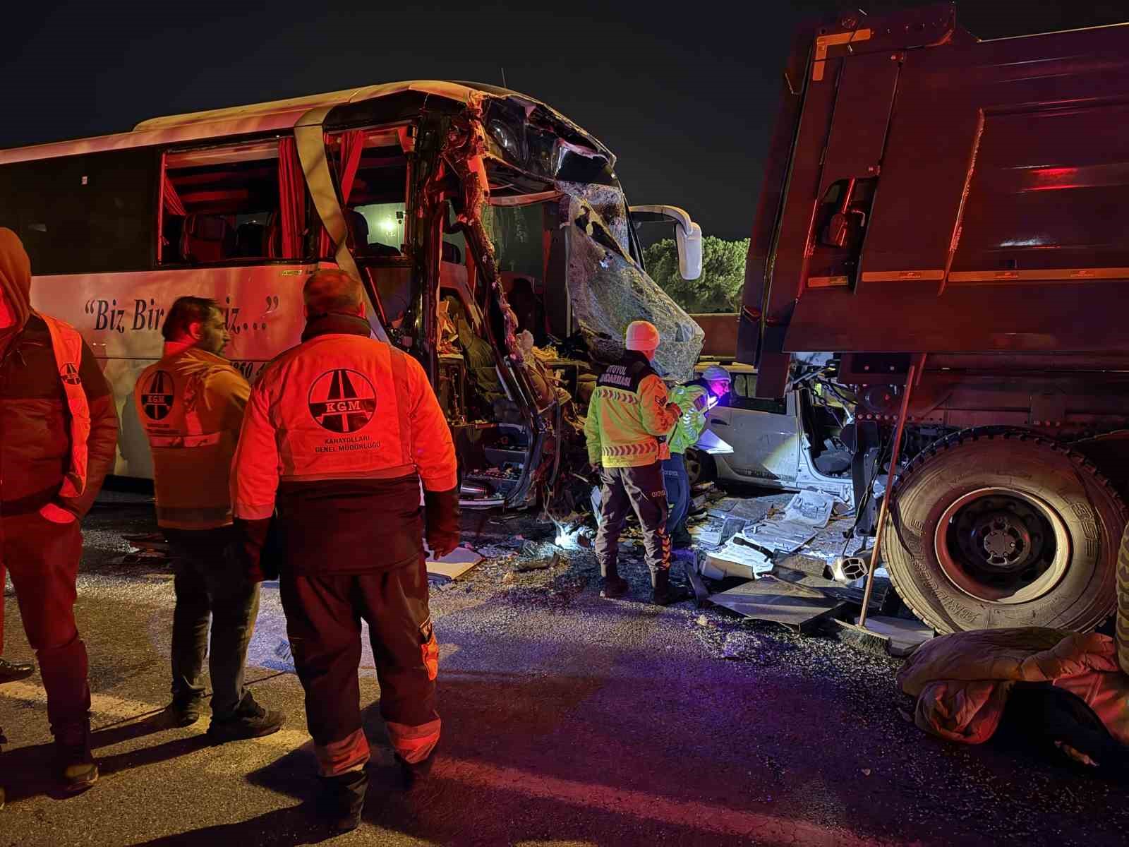 sakarya tem otoyolunda feci kaza 1 olu 19 yarali 0 RgyPaWu2
