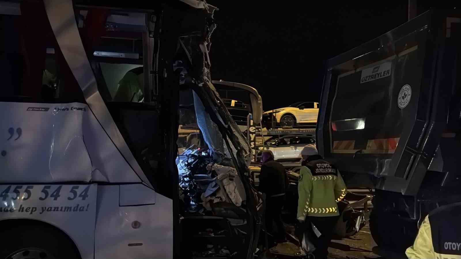 sakarya tem otoyolunda feci kaza 1 olu 19 yarali 3 OsigSzI6