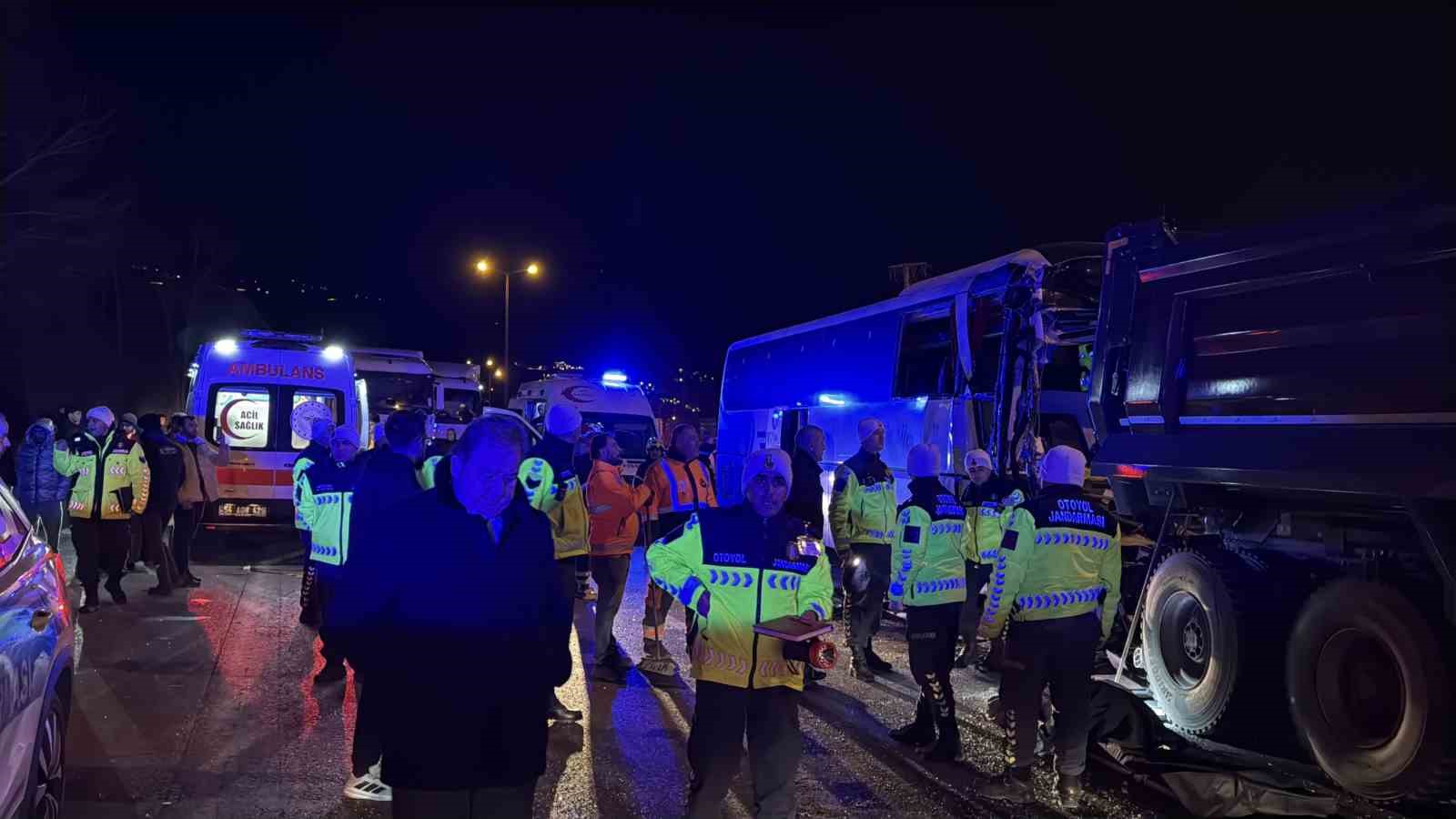 sakarya tem otoyolunda feci kaza 1 olu 19 yarali 4 BWtKV1Ec