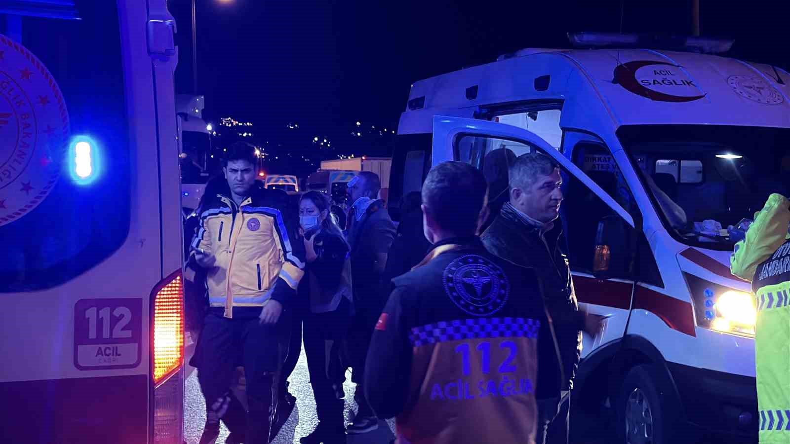 sakarya tem otoyolunda feci kaza 1 olu 19 yarali 5 hdQUbBTz