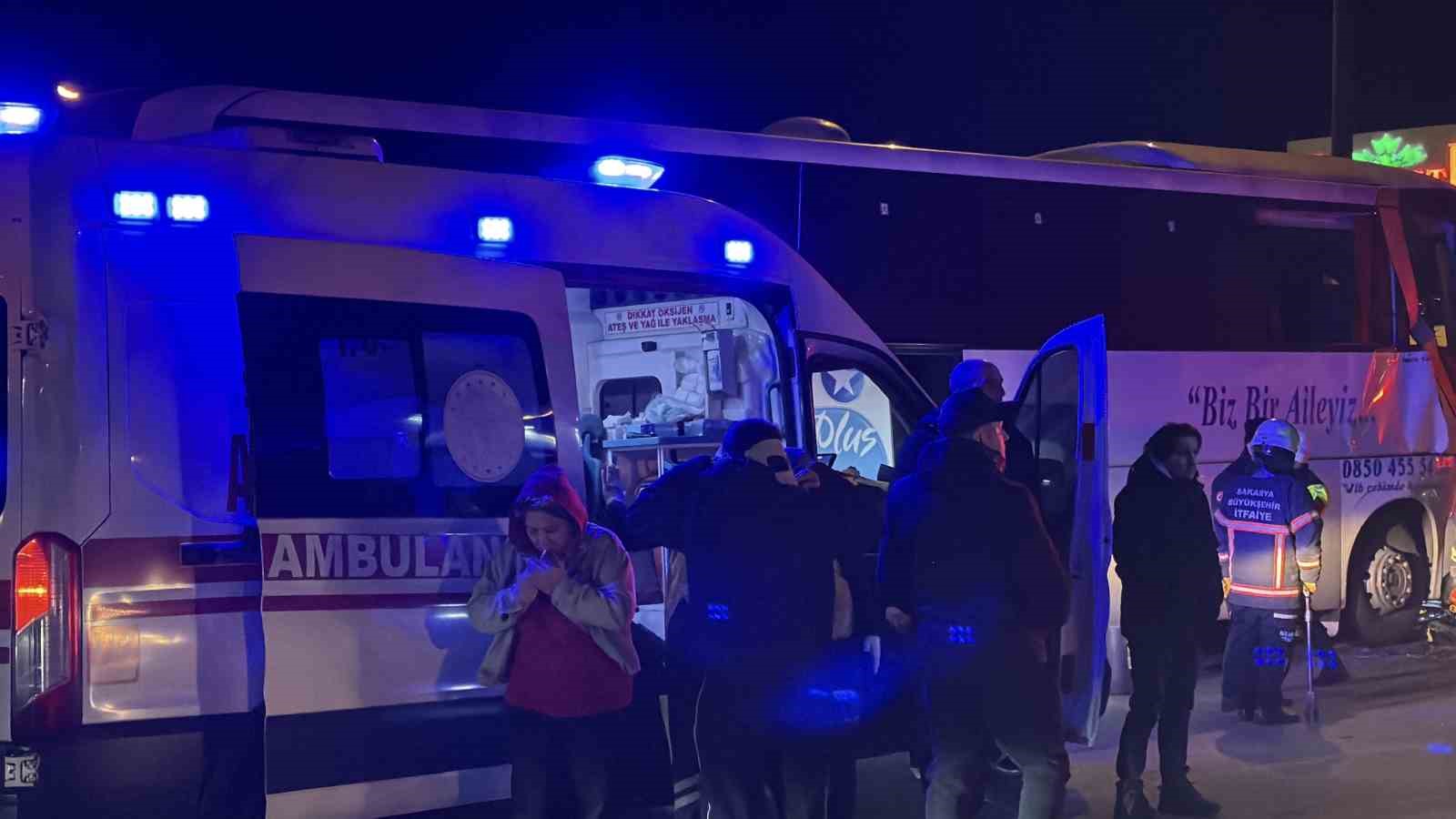 sakarya tem otoyolunda feci kaza 1 olu 19 yarali 7 BQqULKZn
