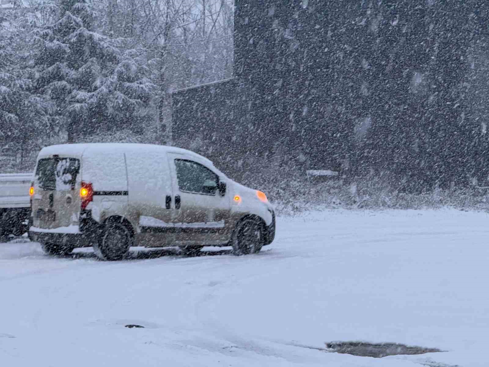 sakarya yeni yila karla uyandi sehir merkezinde lapa lapa yagiyor 1 mGf2OMiJ