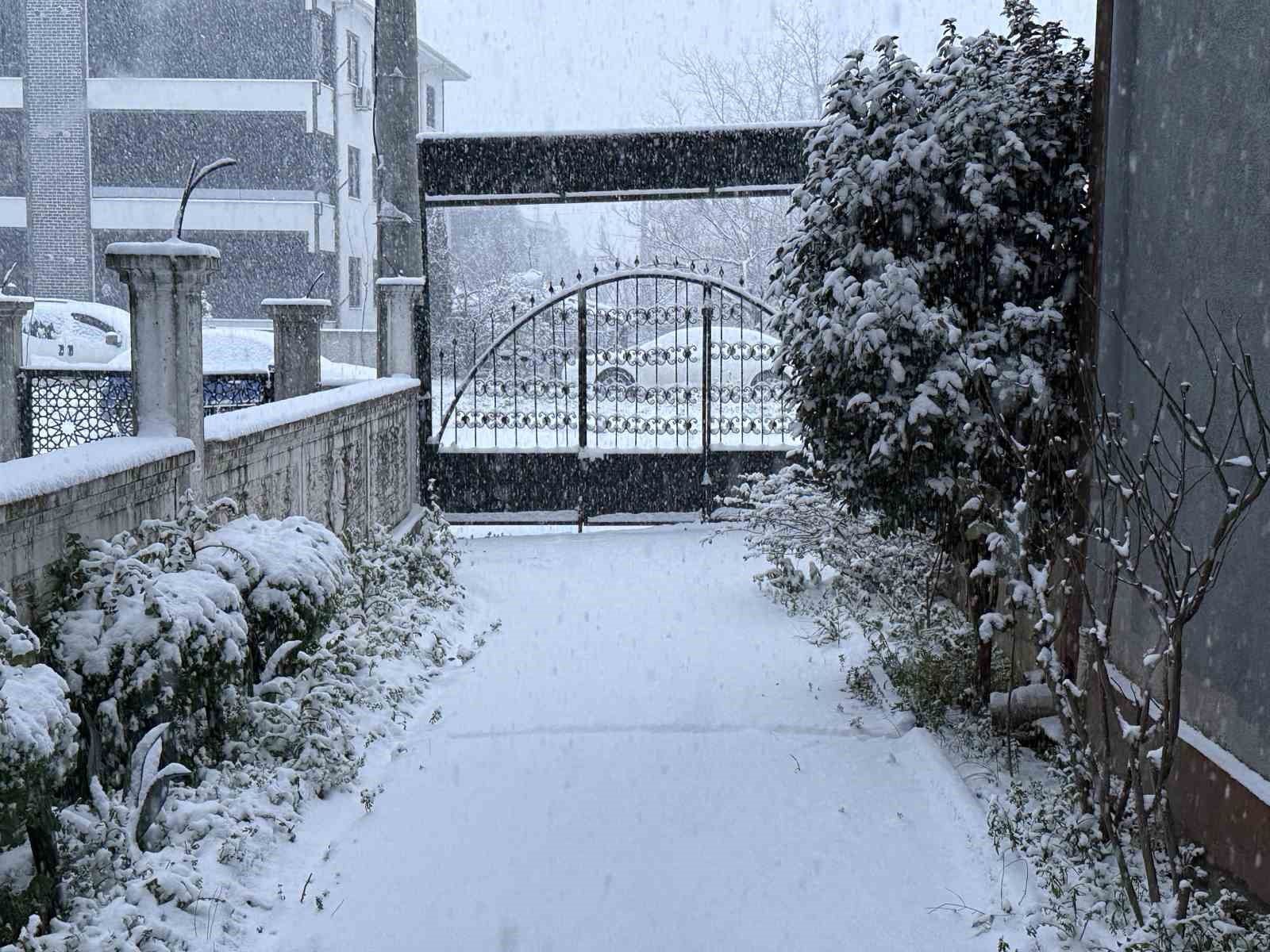 sakarya yeni yila karla uyandi sehir merkezinde lapa lapa yagiyor 5 QAvvYu91