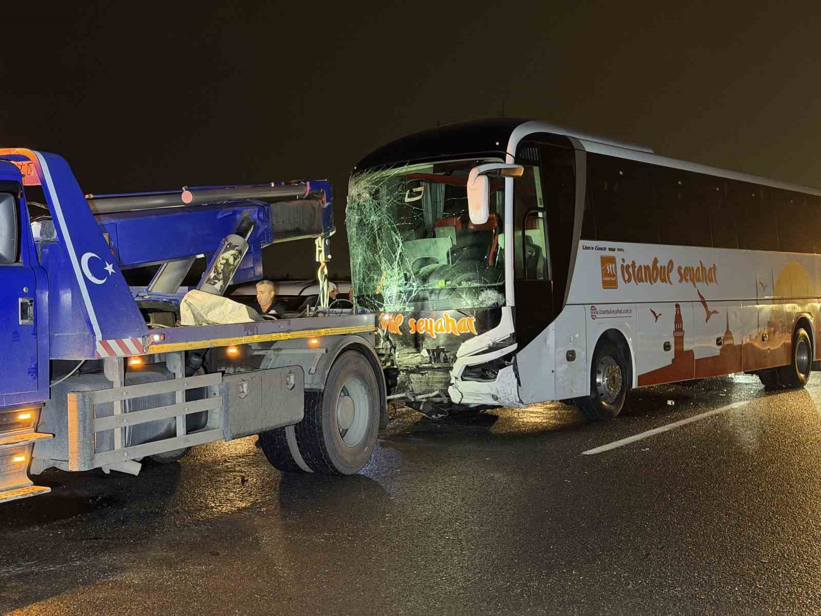 sakaryada 16 aracin karistigi zincirleme kazada 4u agir 13 yarali olay yeri boyle goruntulendi Ub9XpmeU