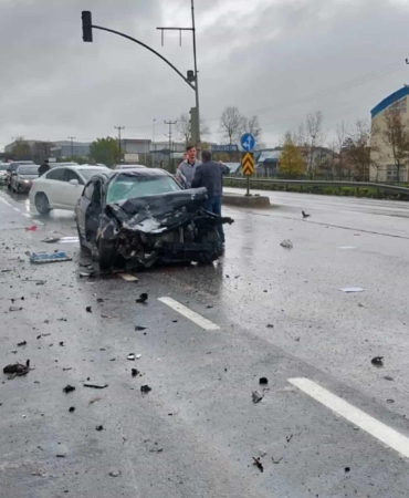 sakaryada-3-aracli-zincirleme-kaza-2-yarali-IE3Tq4TS.jpg