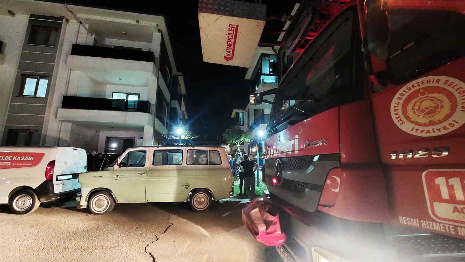 sakaryada 4 yasindaki cocuk evde kilitli kaldi itfaiye balkondan girdi 1 tmaKNher