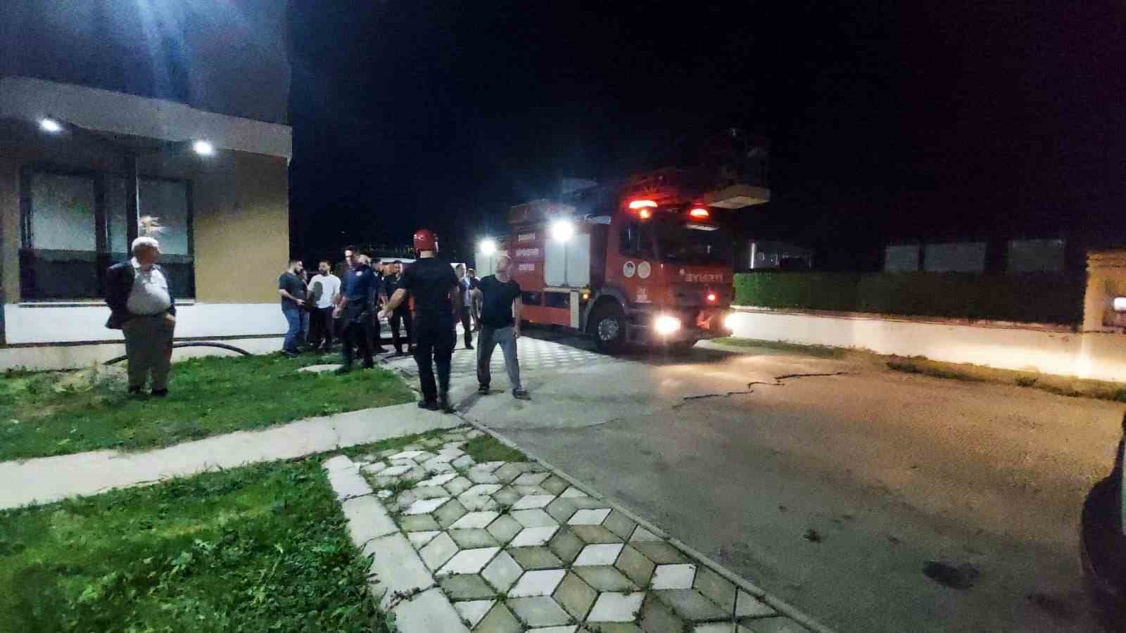 sakaryada 4 yasindaki cocuk evde kilitli kaldi itfaiye balkondan girdi 2 qymLGkI4