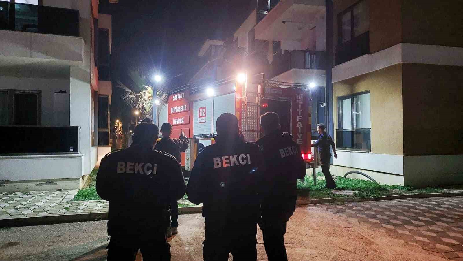 sakaryada 4 yasindaki cocuk evde kilitli kaldi itfaiye balkondan girdi 3 Z6GyafFn