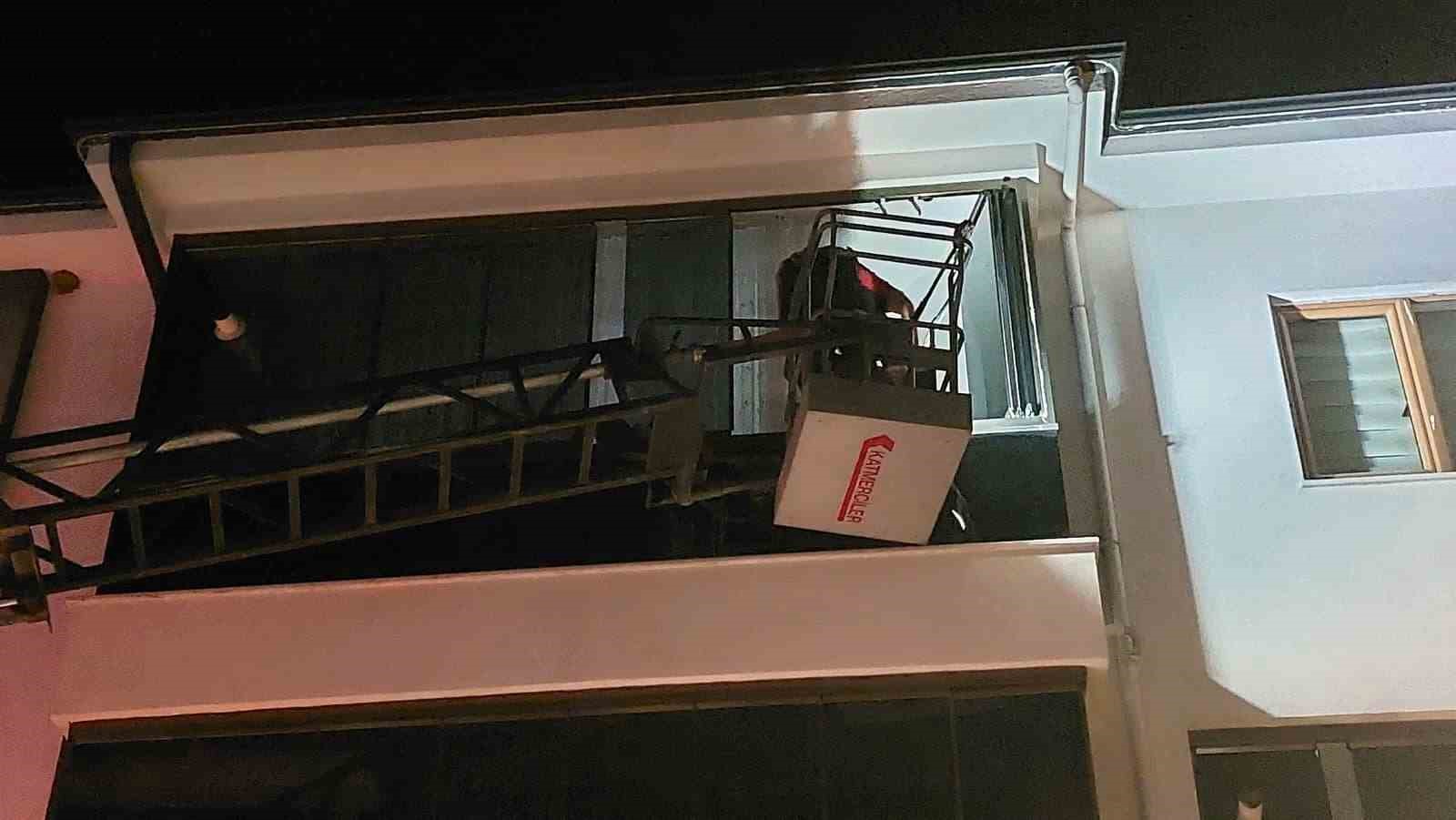 sakaryada 4 yasindaki cocuk evde kilitli kaldi itfaiye balkondan girdi 4 YVlVbuyJ