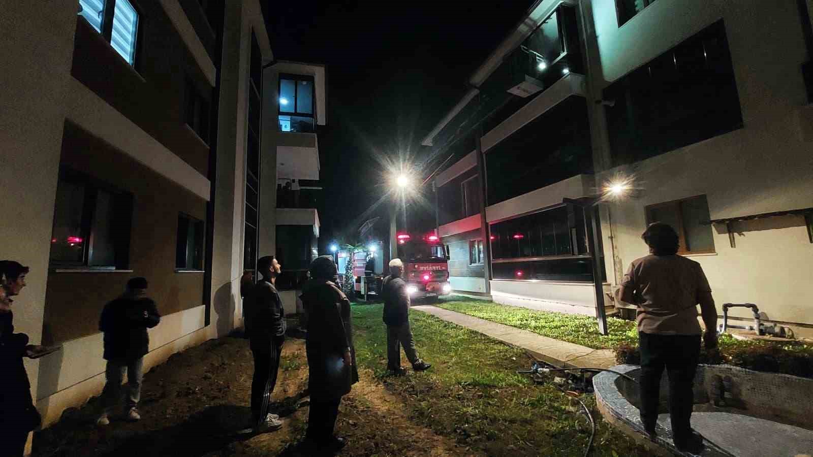 sakaryada 4 yasindaki cocuk evde kilitli kaldi itfaiye balkondan girdi 5 6KPC4uA3
