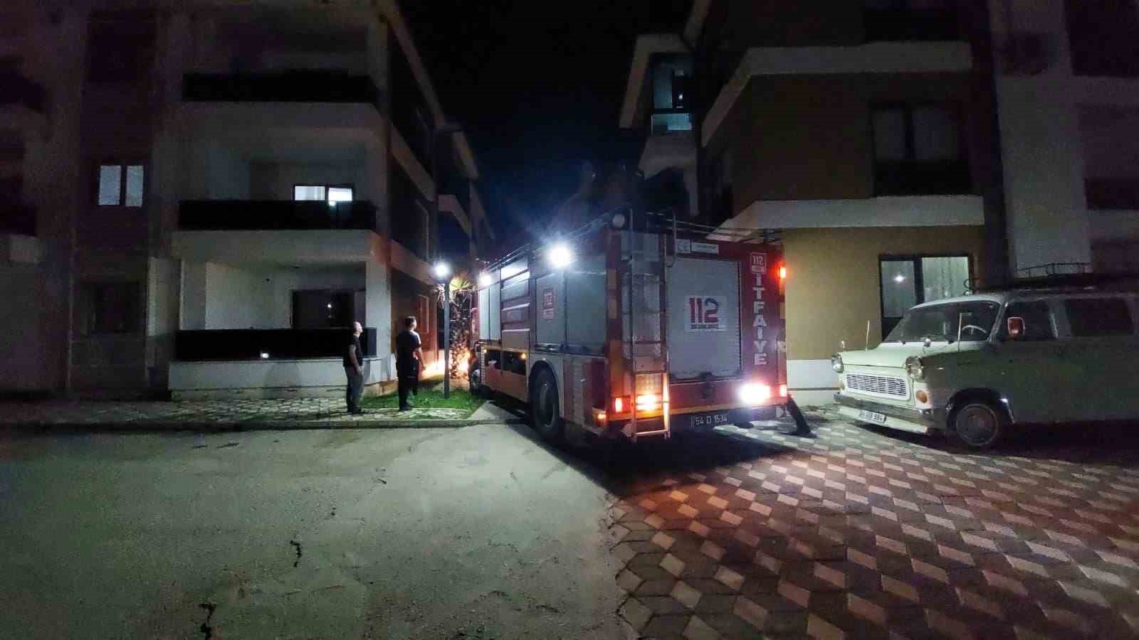 sakaryada 4 yasindaki cocuk evde kilitli kaldi itfaiye balkondan girdi 6 NZg1uETC