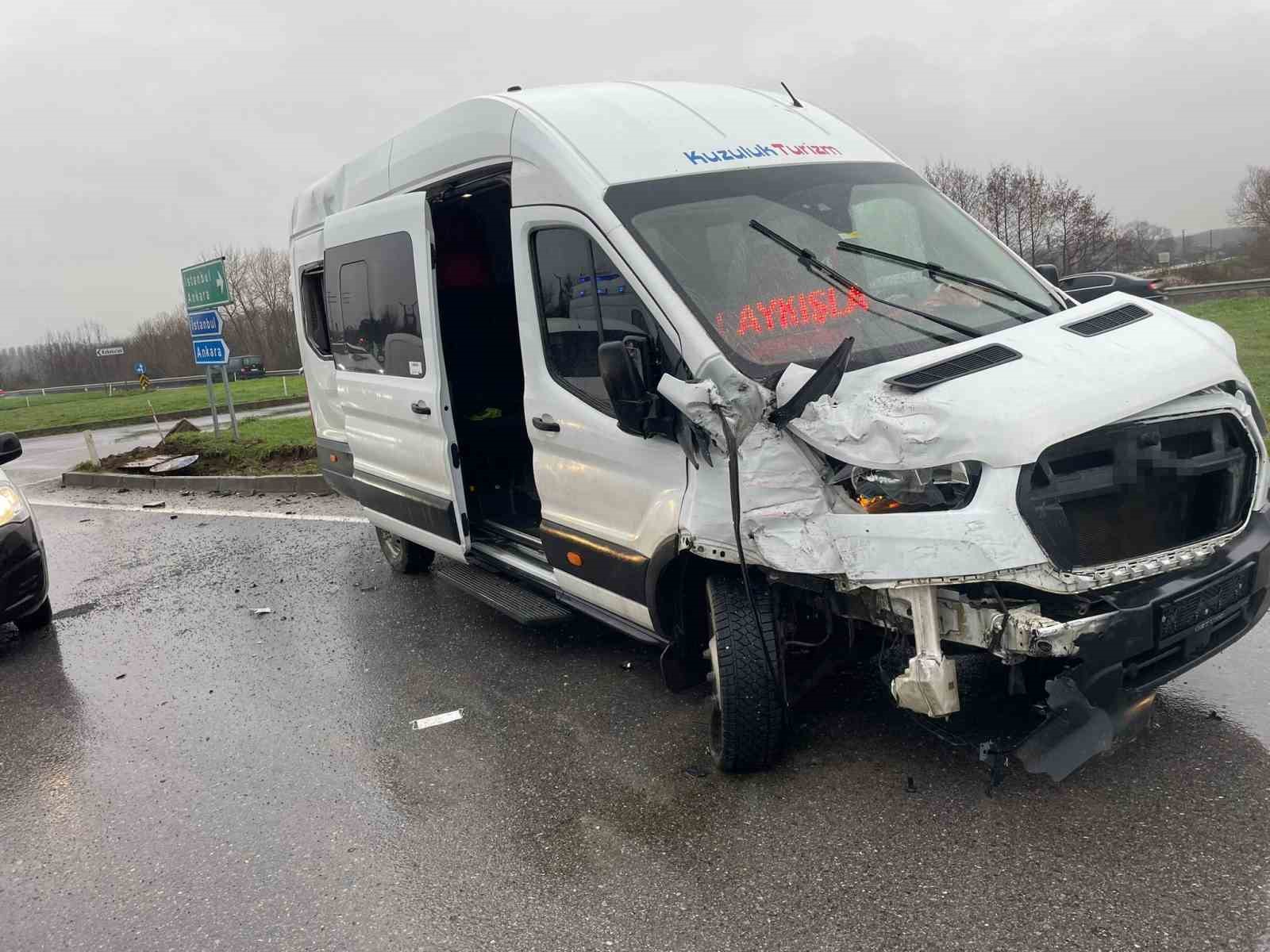 sakaryada ambulans ile isci servisi carpisti 11 yarali 4 CAU7euD6