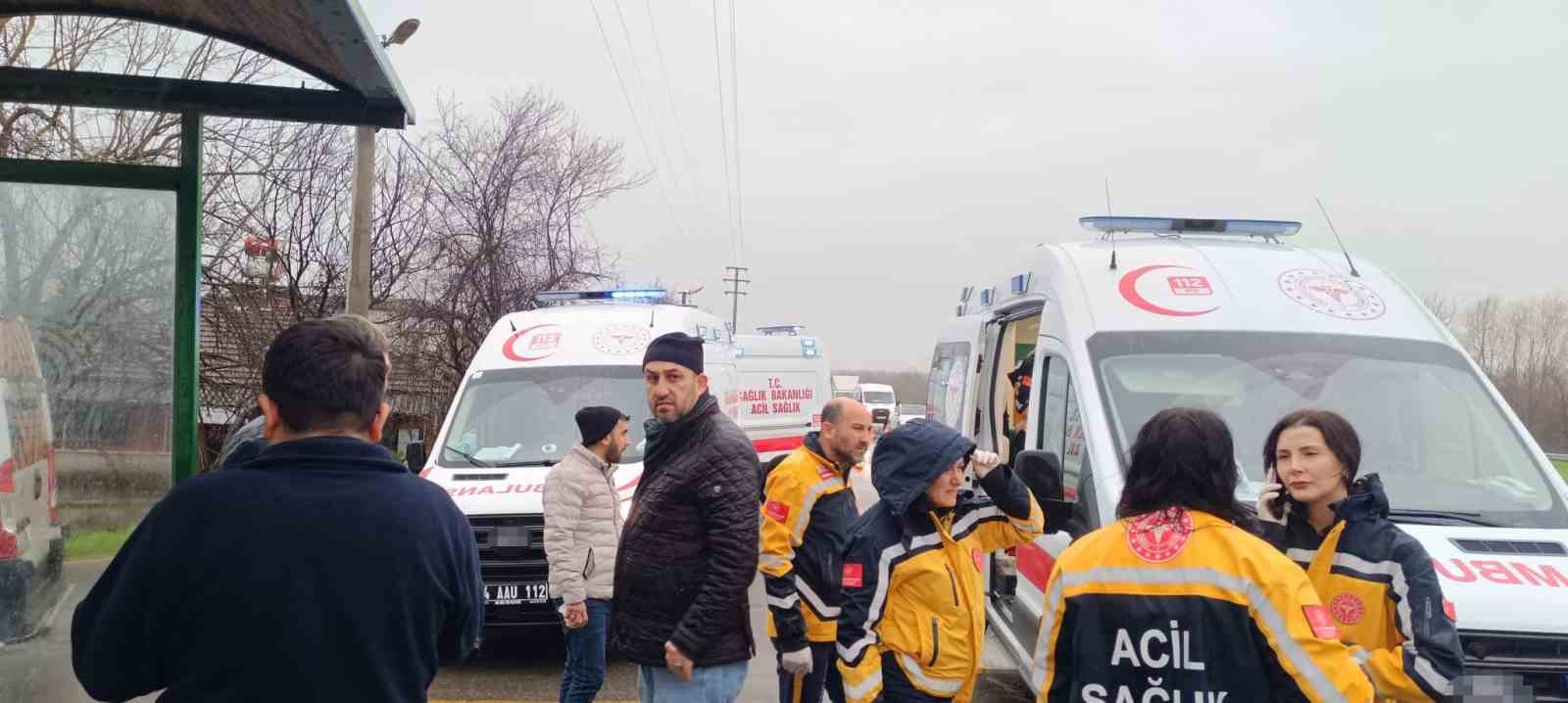 sakaryada ambulans ile isci servisi carpisti 11 yarali 5 Ac36pkKK