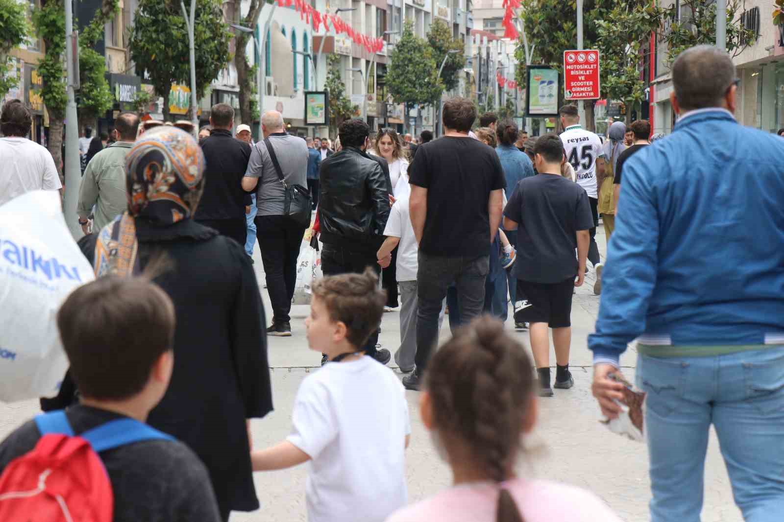 Sakarya’da bayram alışverişi telaşı: "Kedi yavrusu gibi sağa sola dağıldık" 4 sakaryada bayram alisverisi telasi kedi yavrusu gibi saga sola dagildik 0 HDMXEOL2