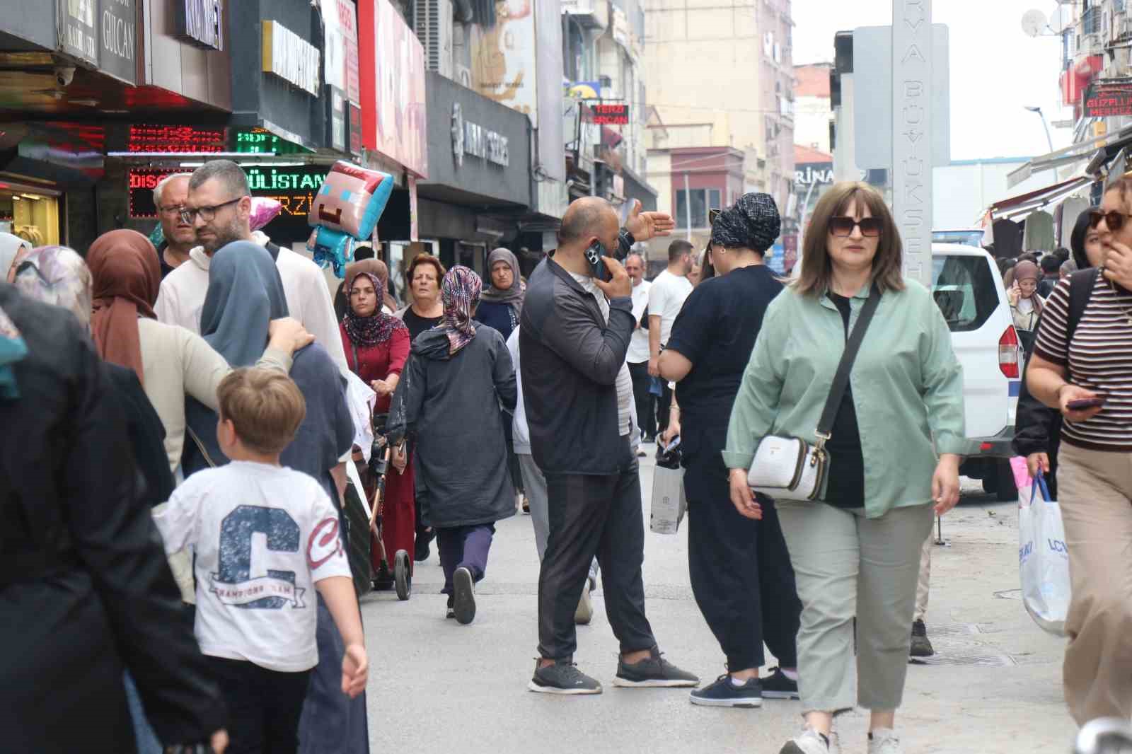 Sakarya’da bayram alışverişi telaşı: "Kedi yavrusu gibi sağa sola dağıldık" 6 sakaryada bayram alisverisi telasi kedi yavrusu gibi saga sola dagildik 2 i8XNLPJZ