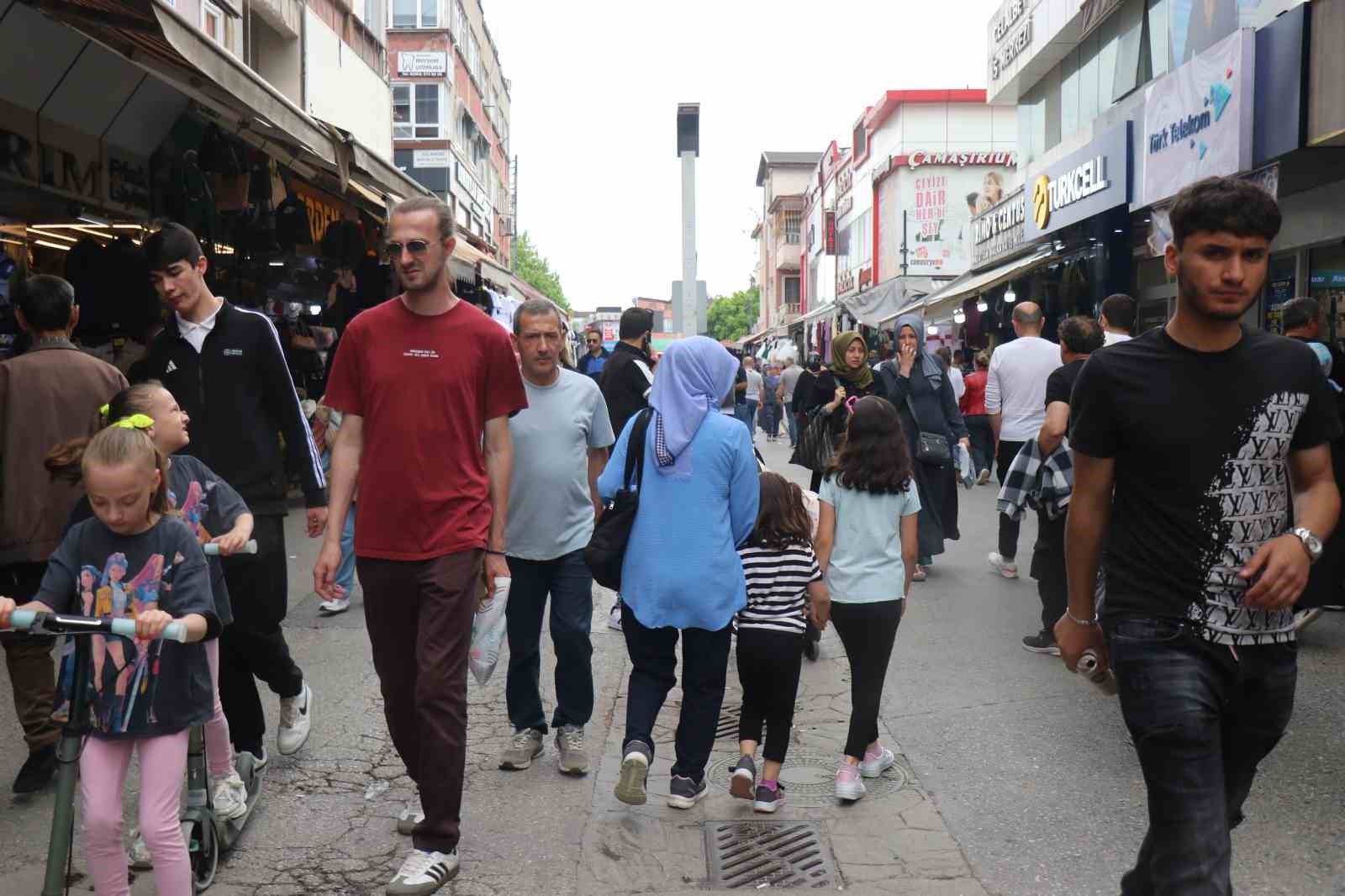 Sakarya’da bayram alışverişi telaşı: "Kedi yavrusu gibi sağa sola dağıldık" 7 sakaryada bayram alisverisi telasi kedi yavrusu gibi saga sola dagildik 3 gTvItJlZ