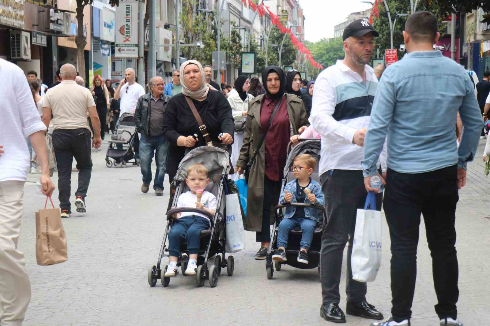 Sakarya’da bayram alışverişi telaşı: "Kedi yavrusu gibi sağa sola dağıldık" 8 sakaryada bayram alisverisi telasi kedi yavrusu gibi saga sola dagildik 4 pbqPkzhj