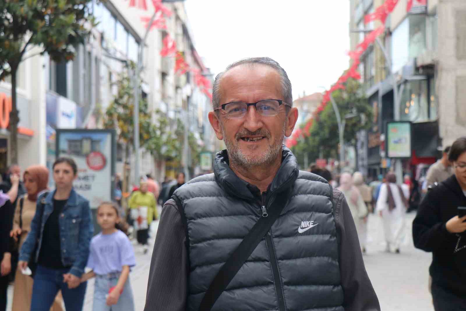 Sakarya’da bayram alışverişi telaşı: "Kedi yavrusu gibi sağa sola dağıldık" 9 sakaryada bayram alisverisi telasi kedi yavrusu gibi saga sola dagildik 5 mnmMwXBI