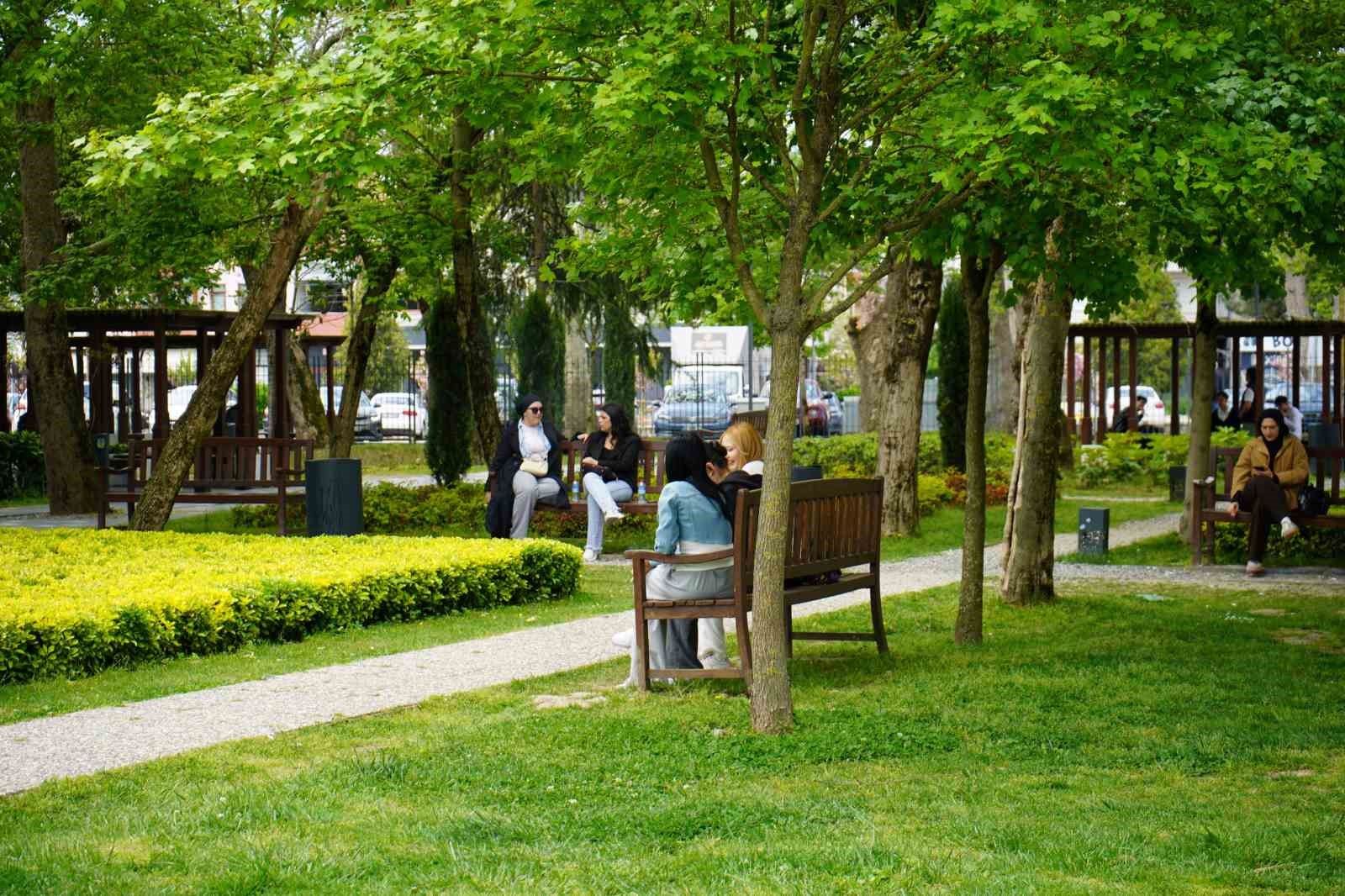 Sakarya’da güneşli havayı fırsat bilen vatandaşlar park ve caddelere akın etti 4 sakaryada gunesli havayi firsat bilen vatandaslar park ve caddelere akin etti 0 B1X5LTeA
