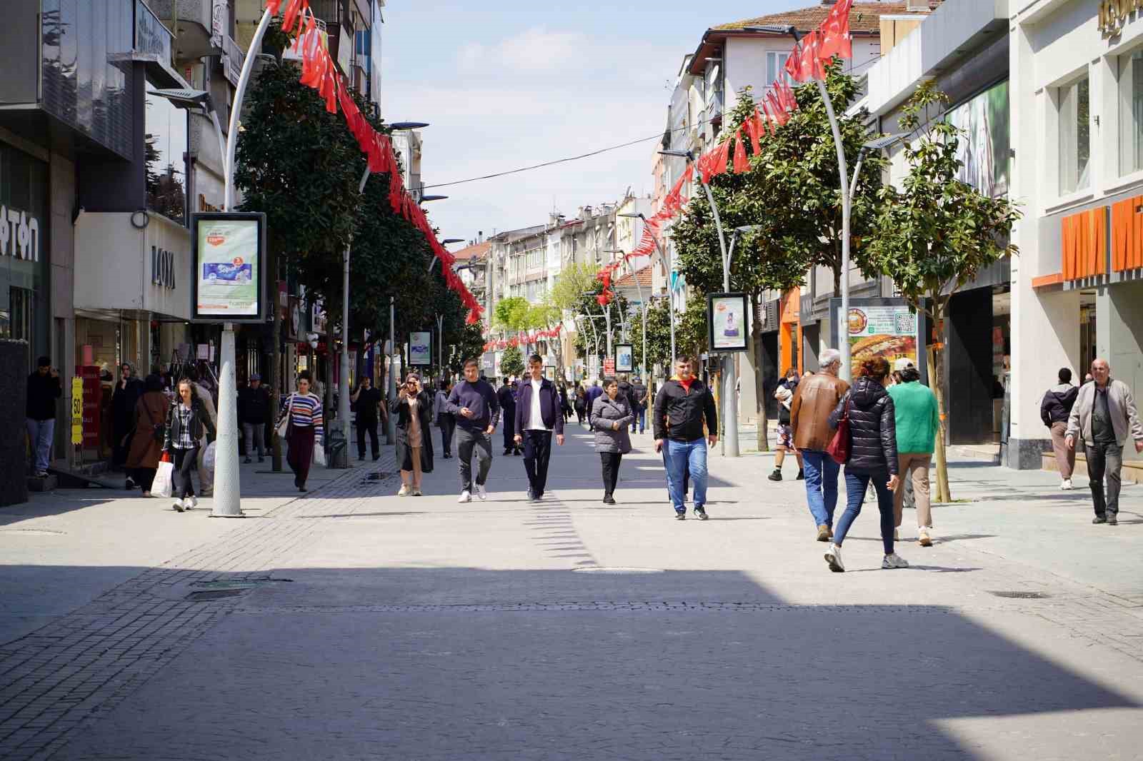 Sakarya’da güneşli havayı fırsat bilen vatandaşlar park ve caddelere akın etti 6 sakaryada gunesli havayi firsat bilen vatandaslar park ve caddelere akin etti 2 Y516YyZ6