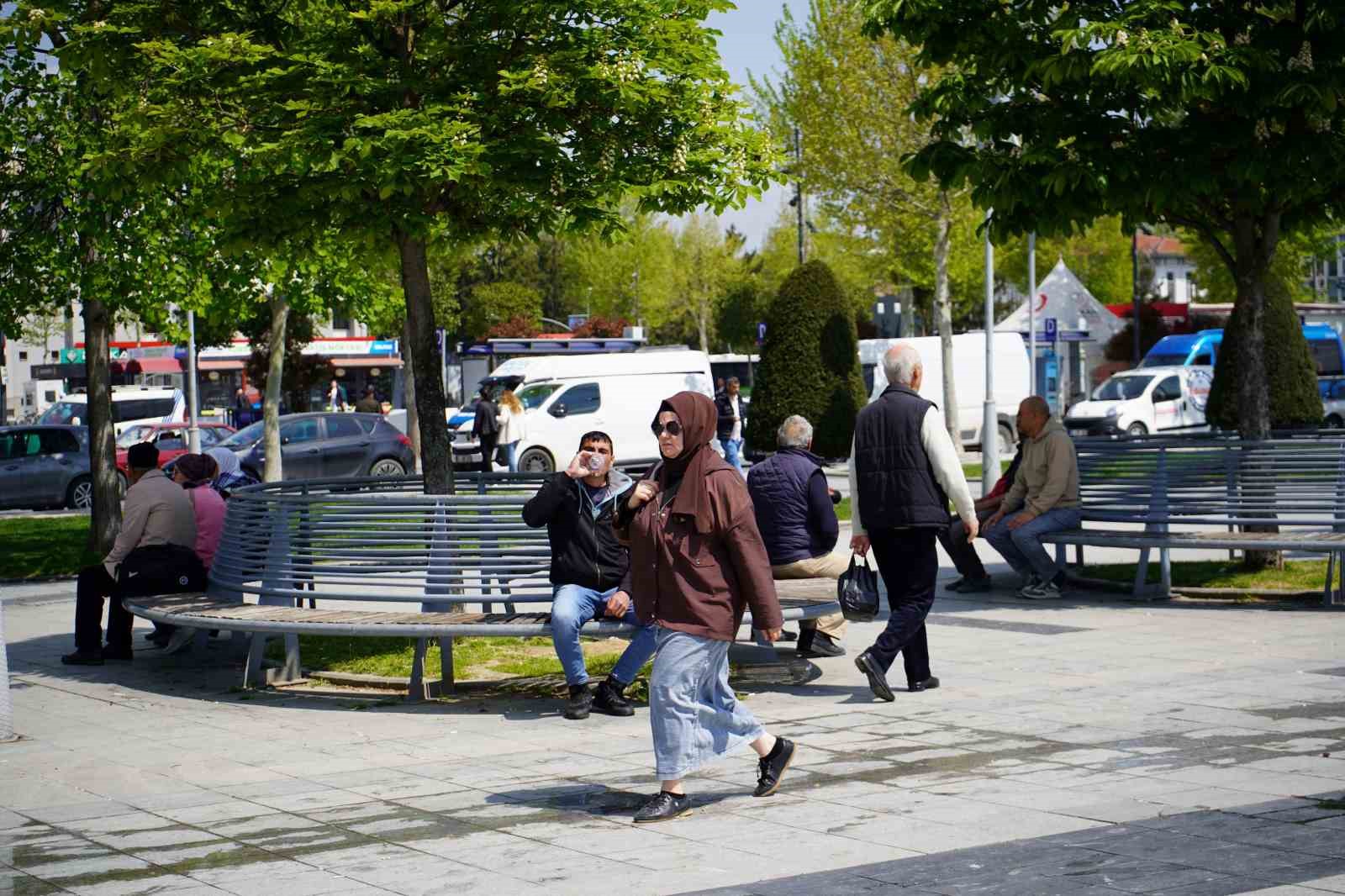 Sakarya’da güneşli havayı fırsat bilen vatandaşlar park ve caddelere akın etti 7 sakaryada gunesli havayi firsat bilen vatandaslar park ve caddelere akin etti 3 1nOeEbEU