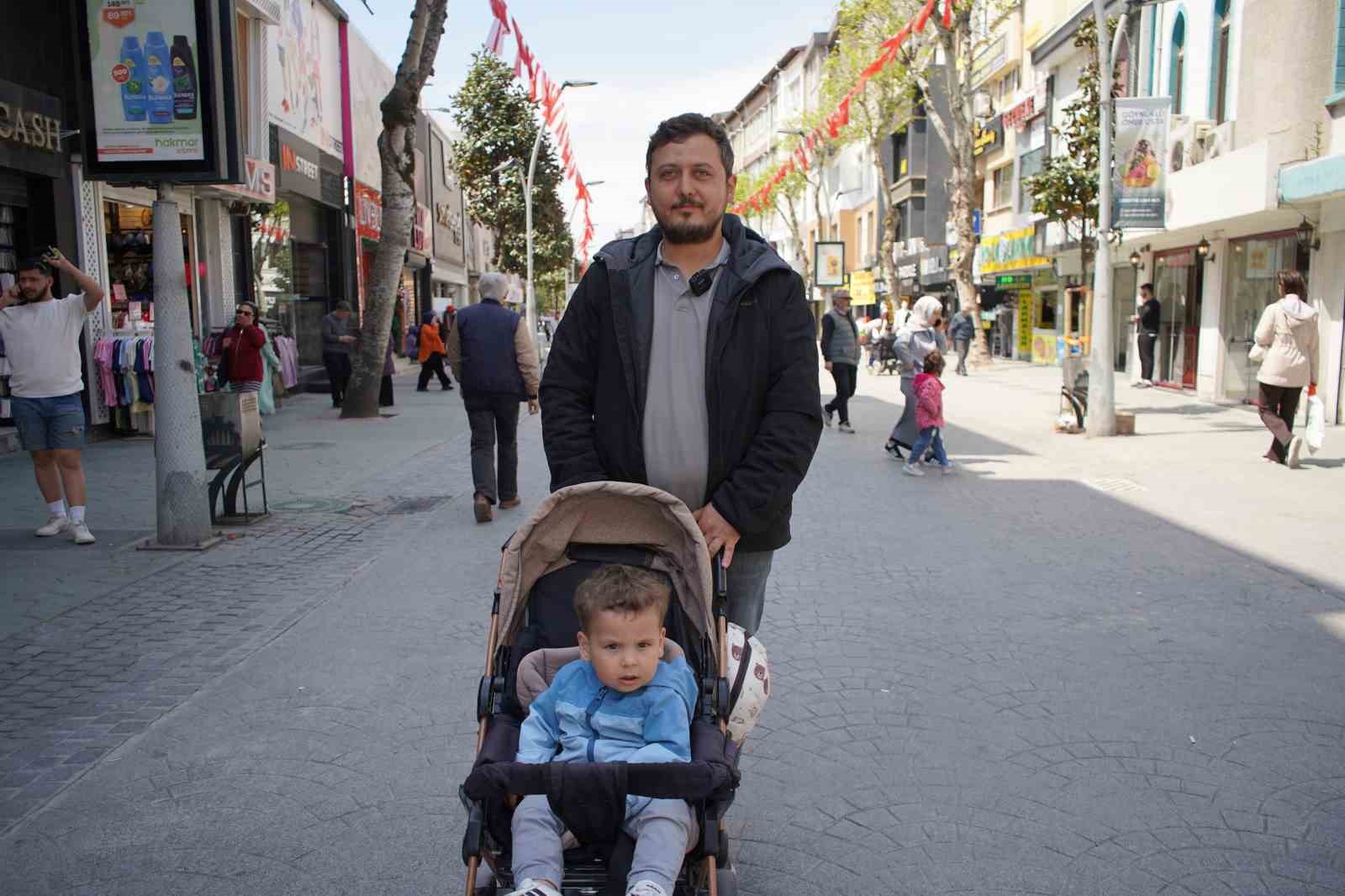 Sakarya’da güneşli havayı fırsat bilen vatandaşlar park ve caddelere akın etti 9 sakaryada gunesli havayi firsat bilen vatandaslar park ve caddelere akin etti 5 QMsihI7c