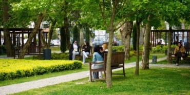 sakaryada-gunesli-havayi-firsat-bilen-vatandaslar-park-ve-caddelere-akin-etti-QOxfW6BN.jpg