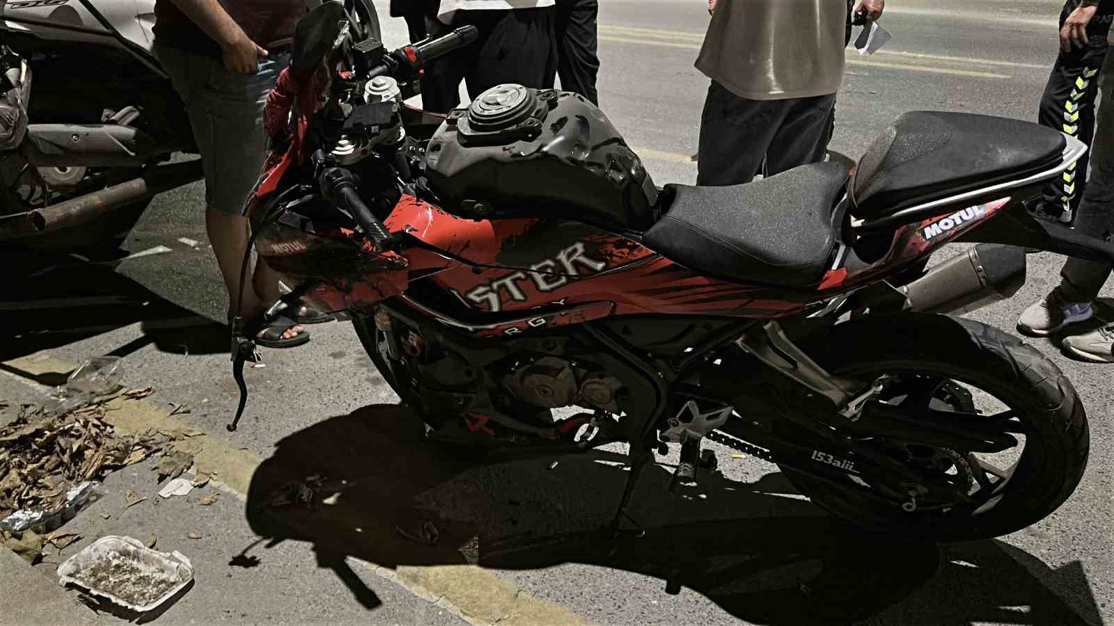 Sakarya’da hafif ticari araç ile iki motosiklet çarpıştı: 2 ağır yaralı 5 sakaryada hafif ticari arac ile iki motosiklet carpisti 2 agir yarali 1 ICbtMncp