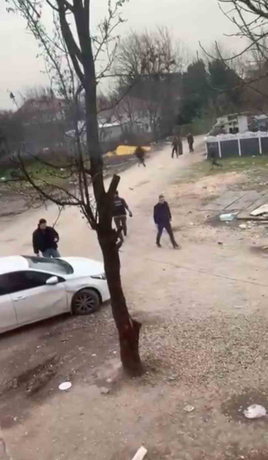 sakaryada hareketli dakikalar firariyi vermemek icin polise direndiler 1 AdbMY8LC