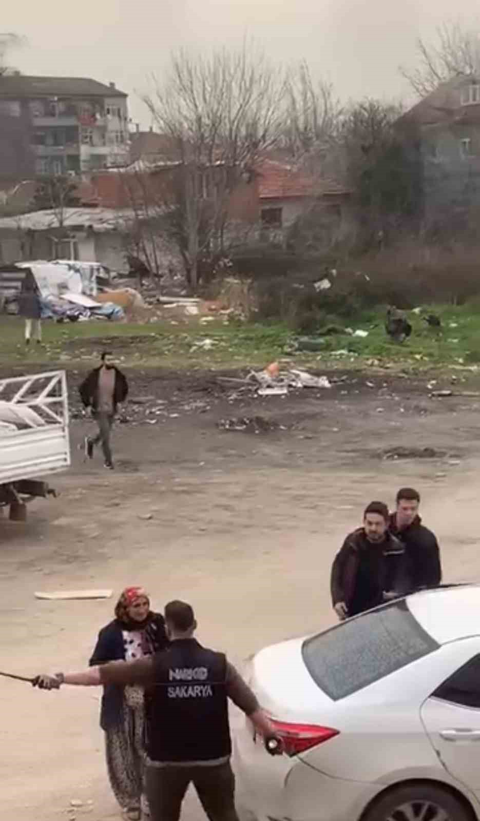 sakaryada hareketli dakikalar firariyi vermemek icin polise direndiler 3 eECs16HN