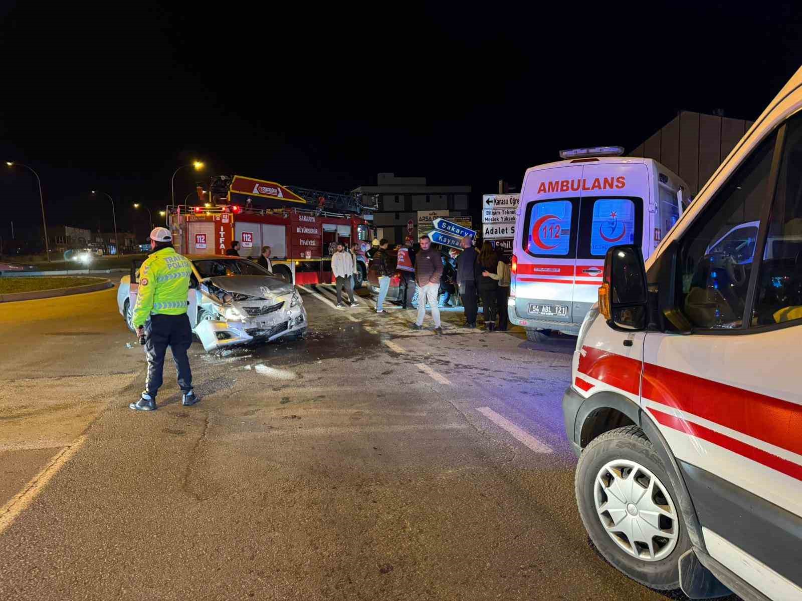 sakaryada iki otomobil carpisti 5 yarali 1 pbJMEeYt