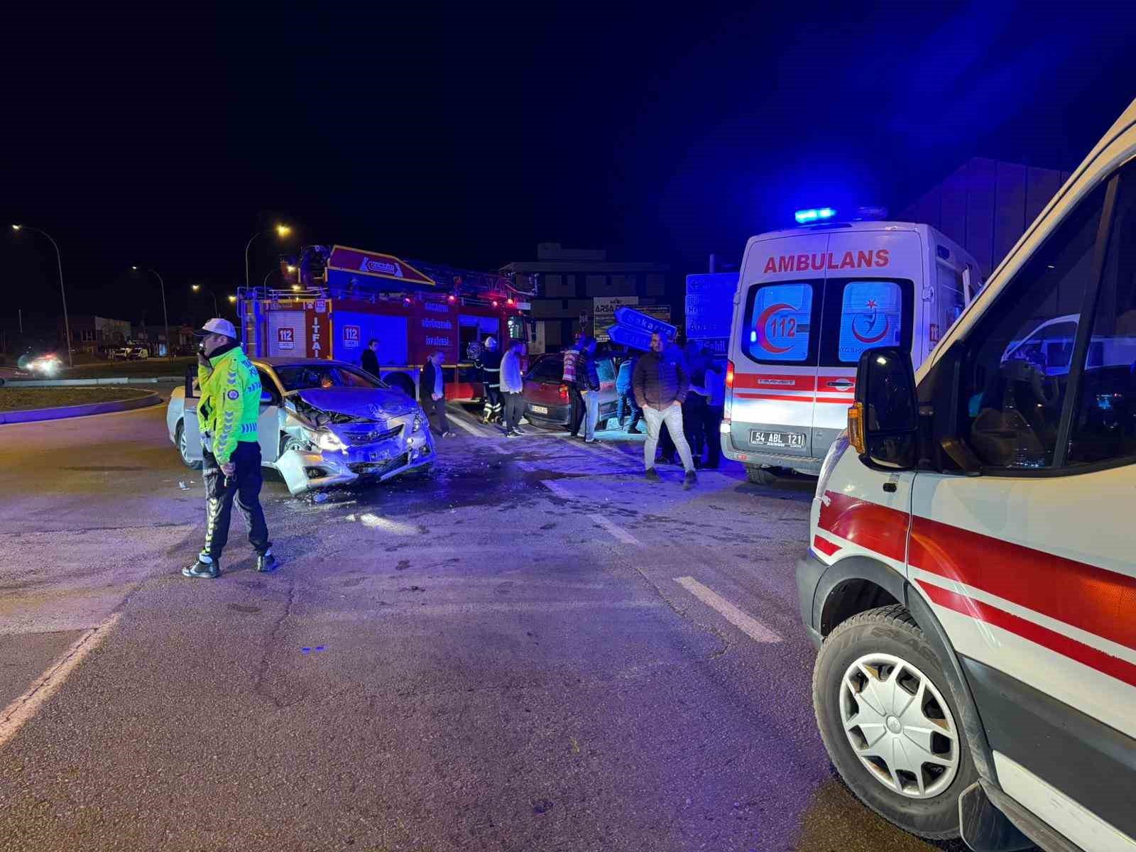 sakaryada iki otomobil carpisti 5 yarali 4 r74rEBSA