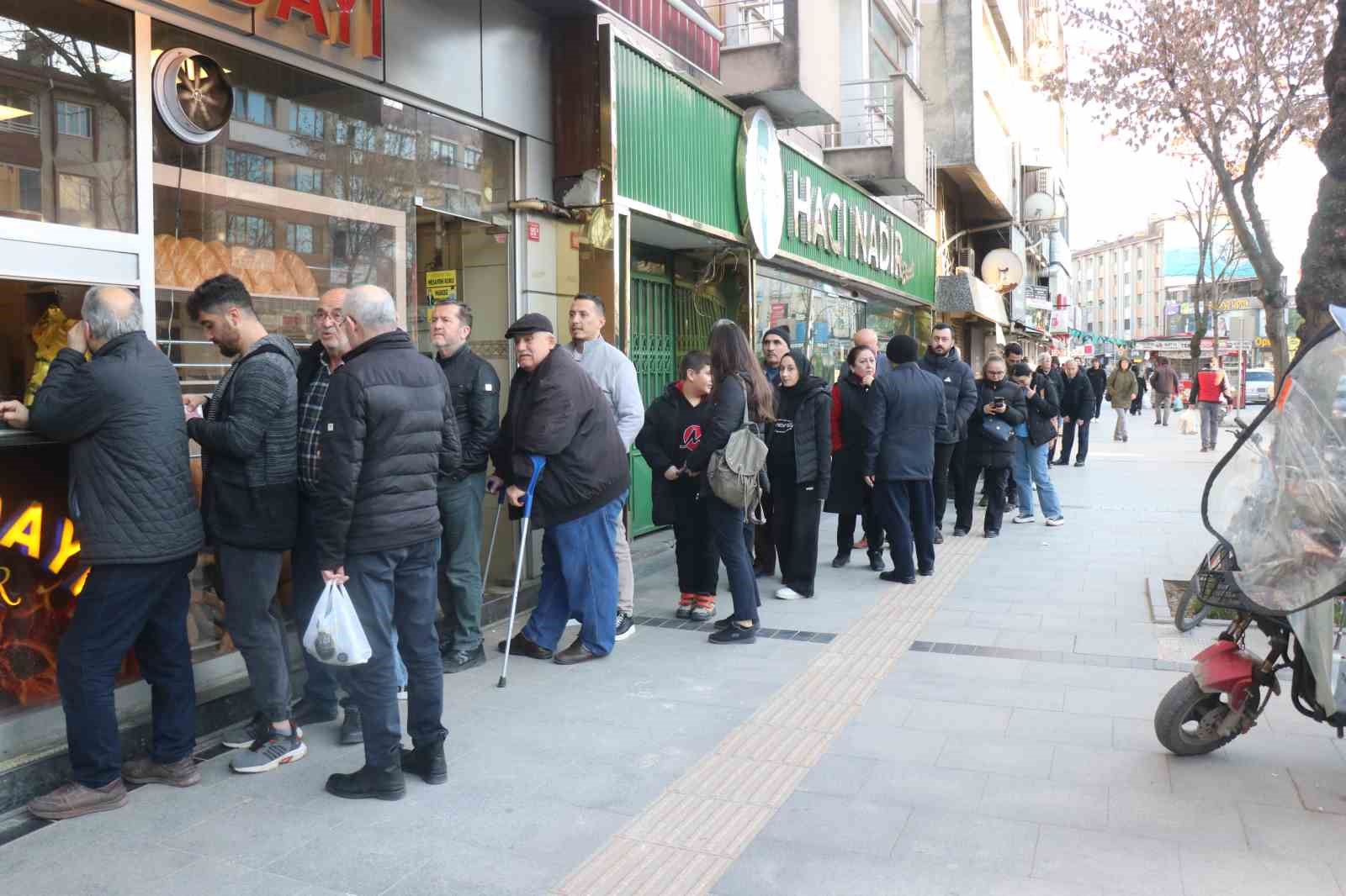 sakaryada ilk iftar oncesi metrelerce pide kuyrugu 0 blzmIkXe